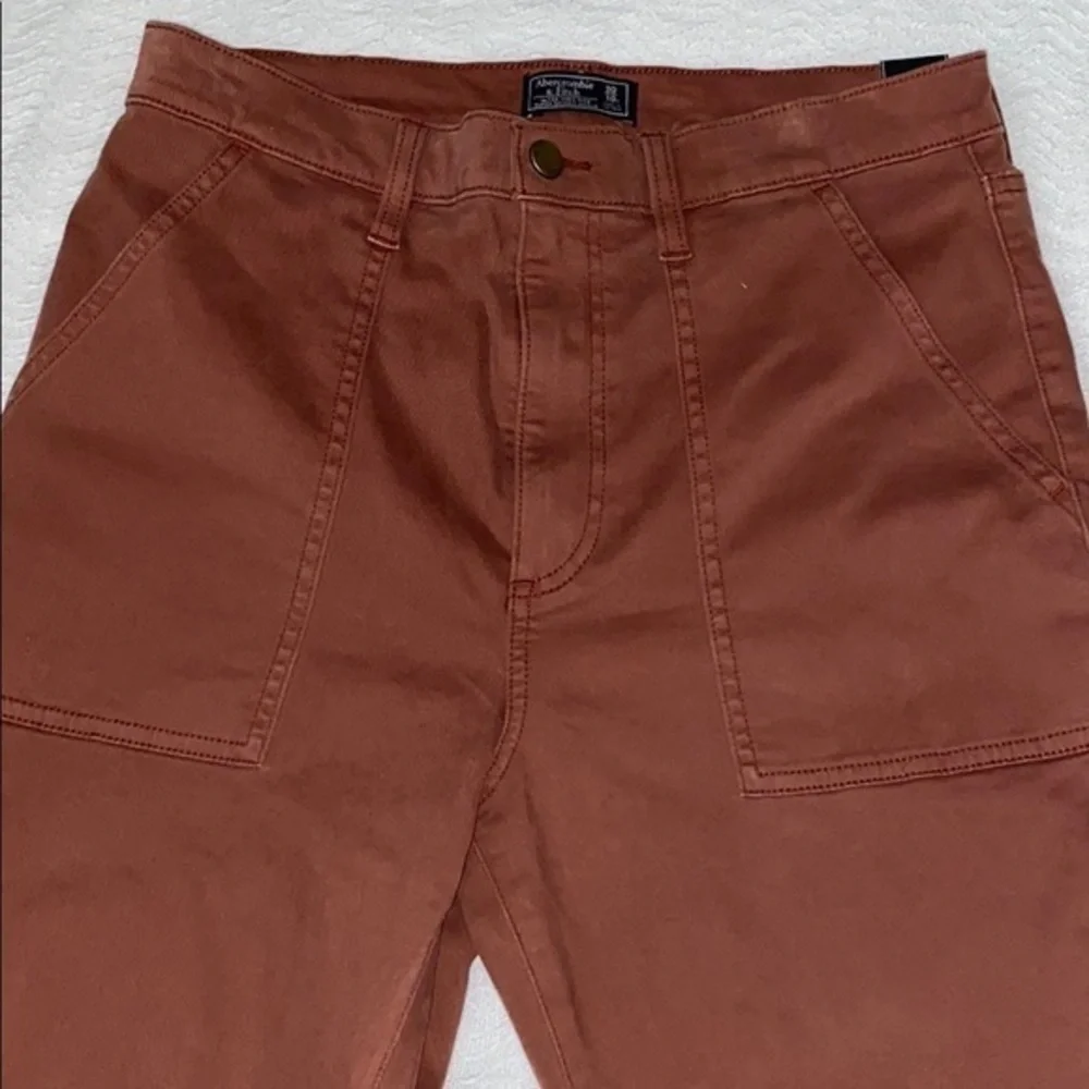 NEW WOMEN’S ABERCROMBIE ULTRA HIGH RISE SUPER SKINNY JEAN (FIRM PRICE)